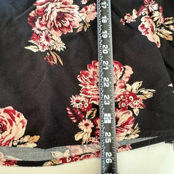 C&C California || Women's Botanica Soft V Neck Blouse Top Black Pink 2X - Picture 8 of 9